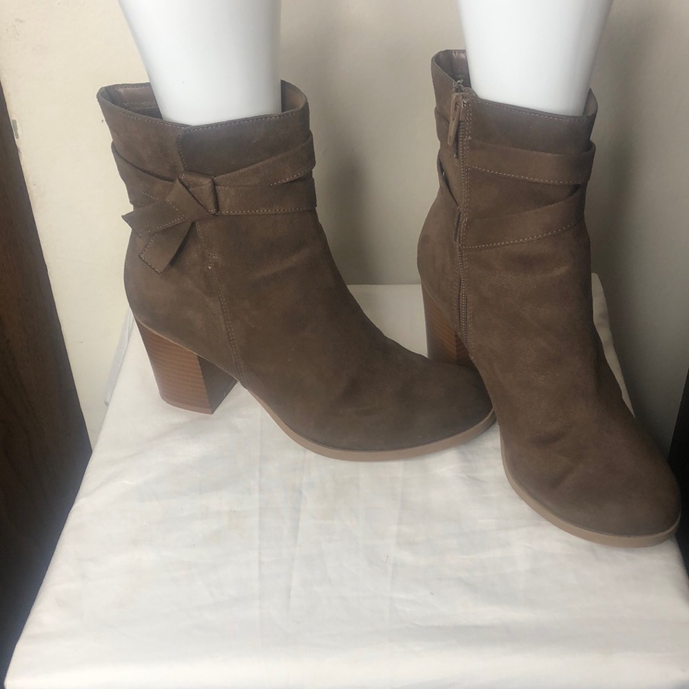 American eagle brown suede zip up chunky heel strappy boots size 7.5